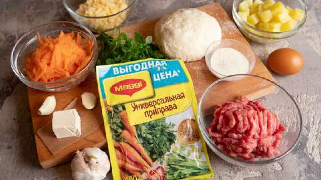 Выложить тесто на рабочую поверхность. Картофель сварить и нарезать кубиками. Морковь натереть на терке. Лук нарезать мелкими кубиками. Сыр натереть на терке. Отделить белок от желтка, белок взбить. Выложить тесто на рабочую поверхность. Картофель сварить и нарезать кубиками. Морковь натереть на терке. Лук нарезать мелкими кубиками. Сыр натереть на терке. Отделить белок от желтка, белок взбить.