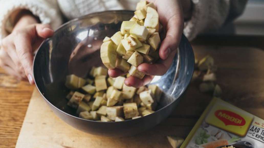 Баклажаны очистить от кожуры.
Нарезать кубиком, выложить в миску, посыпать солью и перемешать. Накрыть баклажаны тарелкой поменьше и поставить сверху груз. Оставить на 10-15 минут. Баклажаны должны пустить сок. Переложить баклажаны в дуршлаг, промыть хол Баклажаны очистить от кожуры.
Нарезать кубиком, выложить в миску, посыпать солью и перемешать. Накрыть баклажаны тарелкой поменьше и поставить сверху груз. Оставить на 10-15 минут. Баклажаны должны пустить сок. Переложить баклажаны в дуршлаг, промыть хол