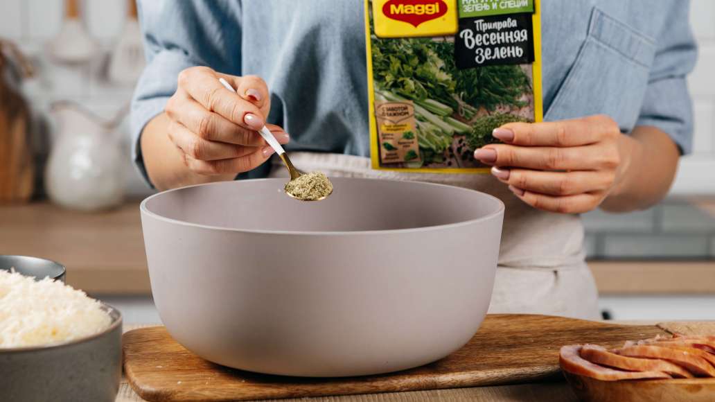 Взбить яйцо до однородности с добавлением молока, MAGGI® Приправы Весенняя зелень и ч. л. сахара. Добавить просеянную муку и перемешать до образования однородного жидкого теста. Взбить яйцо до однородности с добавлением молока, MAGGI® Приправы Весенняя зелень и ч. л. сахара. Добавить просеянную муку и перемешать до образования однородного жидкого теста.