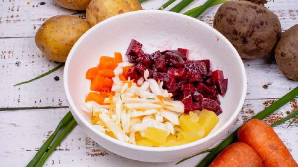 Нарежьте мелкими кубиками картофель, морковь и свеклу. Нарежьте мелкими кубиками картофель, морковь и свеклу.