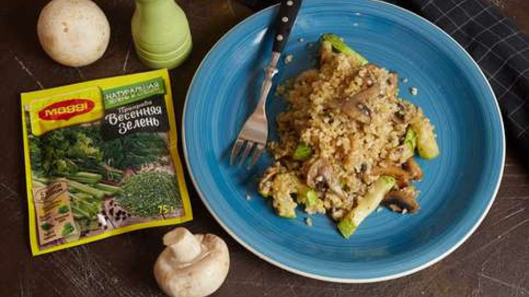 Разложить на тарелки и подавать к рыбным или мясным блюдам или как самостоятельное блюдо.
