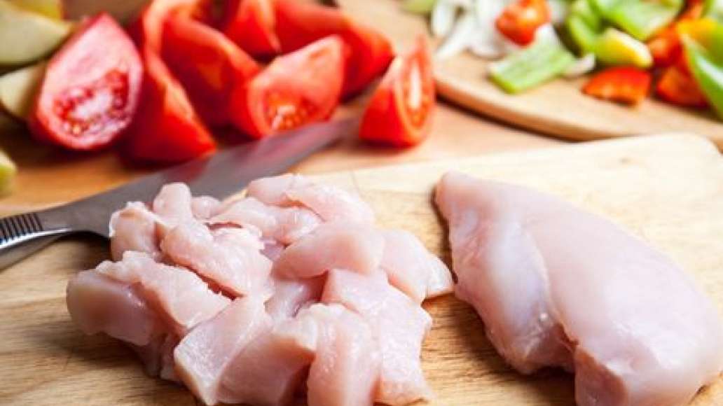Куриные грудки вымыть, обсушить и нарезать небольшими кусочками.
