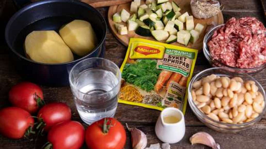 Нарезать цукини или кабачок кубиками. Картофель очистить.