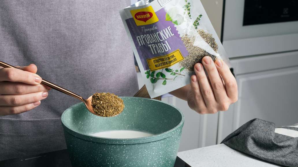 Смешать 1 ст.л. Приправы MAGGI® Прованские травы с 200 мл сливок и 50 мл
воды. Довести до кипения, снять с огня.