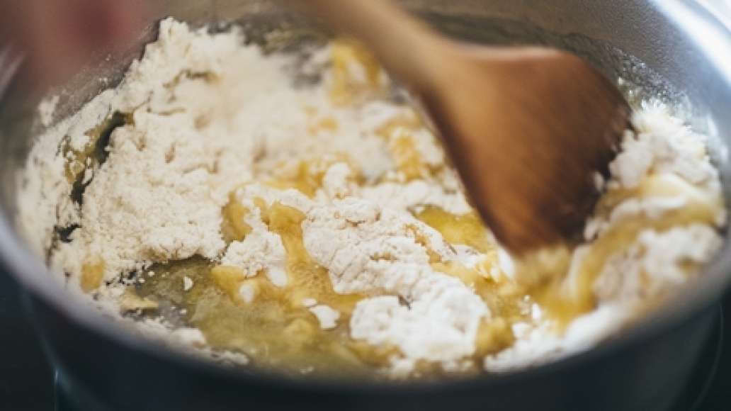 Приготовить клецки: растопить в маленькой кастрюльке сливочное масло. Влить поварешку бульона, всыпать просеянную муку. Быстро перемешать деревянной лопаткой. Шаг 4 - Куриный суп с заварными клецками