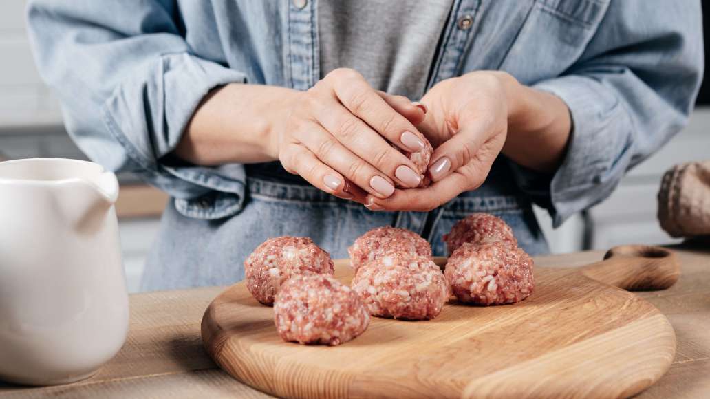 Добавить к фаршу рис, лук, яйцо, любимые специи по вкусу. Сформировать из массы круглые тефтели и выложить в антипригарную жаростойкую форму. Запекать 20-25 минут. Добавить к фаршу рис, лук, яйцо, любимые специи по вкусу. Сформировать из массы круглые тефтели и выложить в антипригарную жаростойкую форму. Запекать 20-25 минут.