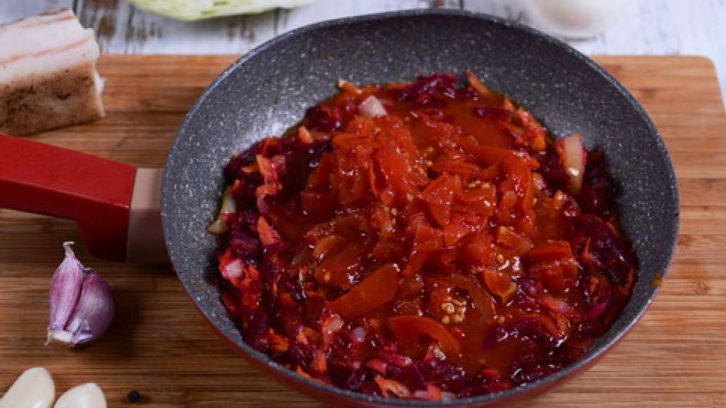 Очистите лук, свеклу и морковь, нарежьте лук полукольцами, морковь и свеклу - некрупной соломкой или натрите на терке. Обжарьте в сковороде на растительном масле лук. Добавьте морковь и свеклу. Обжаривайте 7-9 минут. Очистите лук, свеклу и морковь, нарежьте лук полукольцами, морковь и свеклу - некрупной соломкой или натрите на терке. Обжарьте в сковороде на растительном масле лук. Добавьте морковь и свеклу. Обжаривайте 7-9 минут.