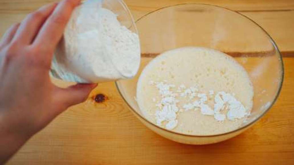 Сахар смешать с яйцами с помощью венчика или миксера, добавить муку и разрыхлитель. Тщательно перемешать до растворения сахара. Сахар смешать с яйцами с помощью венчика или миксера, добавить муку и разрыхлитель. Тщательно перемешать до растворения сахара.