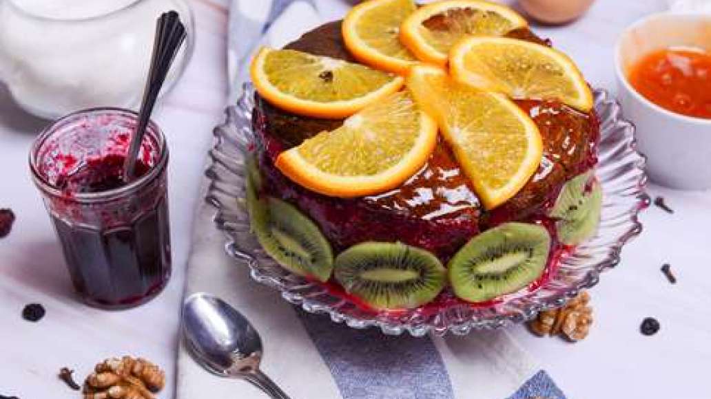 Украсьте верхний слой и бока кусочками киви и апельсина и десерт готов.