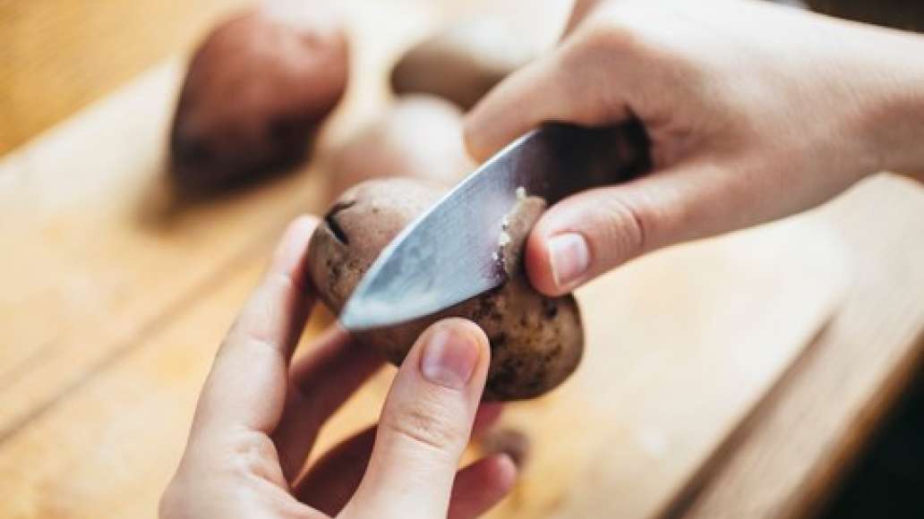 Картофель сварить в мундире. Отварной картофель почистить.
