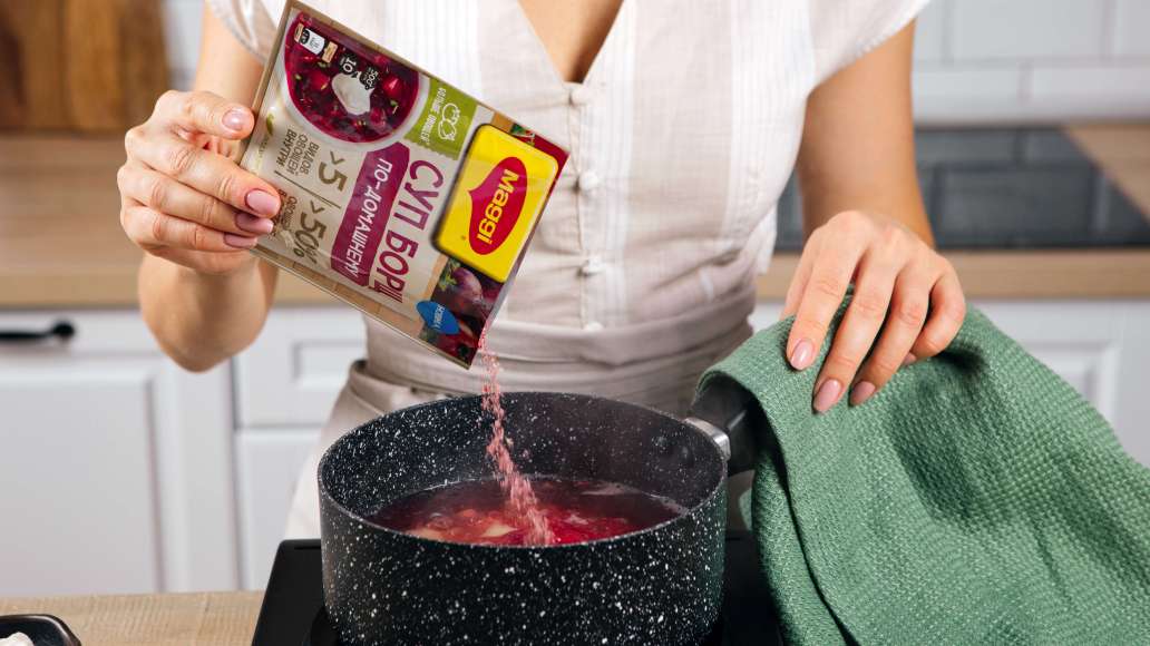 Постепенно высыпать содержимое пачки MAGGI® Суп Сухой. Борщ по-домашнему в кипящую воду. Постепенно высыпать содержимое пачки MAGGI® Суп Сухой. Борщ по-домашнему в кипящую воду.