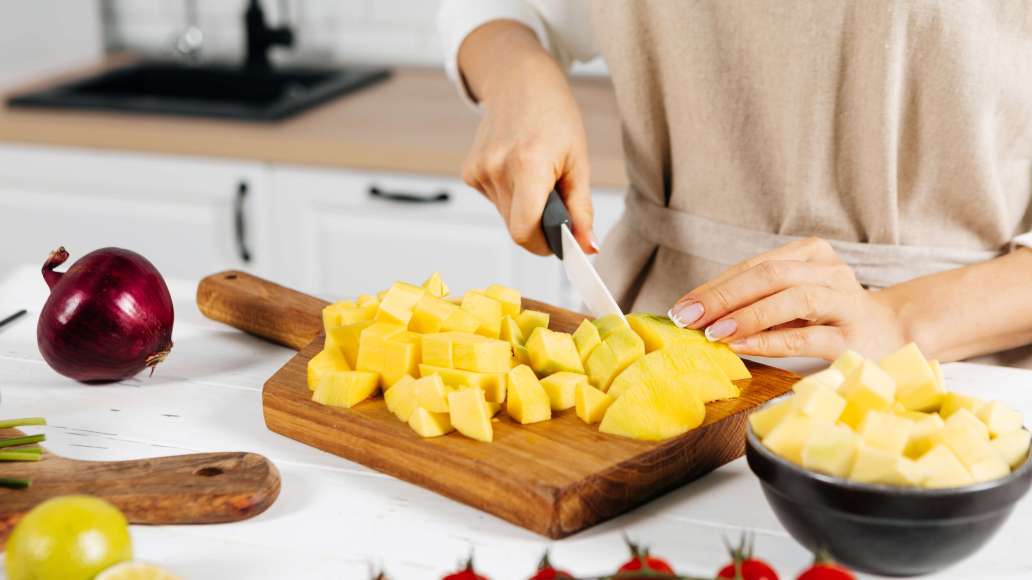 Манго очистить и нарезать крупными кубиками, разрезать черри пополам.
