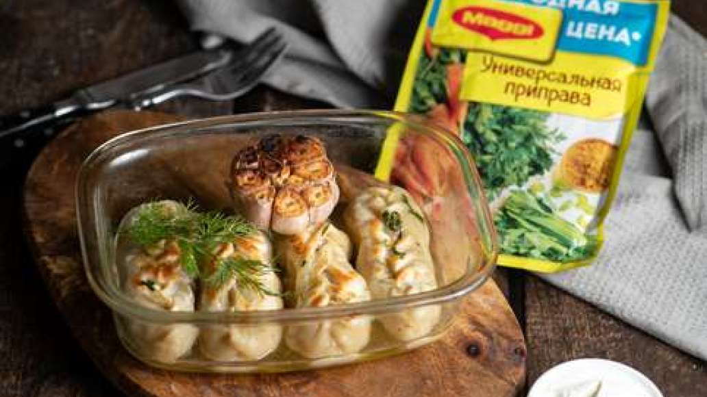 Смазать оливковым маслом и готовить в духовом шкафу  с головкой чеснока при температуре 180 градусов  в течении 20-25 минут. Печеный чеснок отлично подходит к запеченным мантам. При подаче смазать сливочным маслом.
Подать со сметаной и мелко нарезанной з