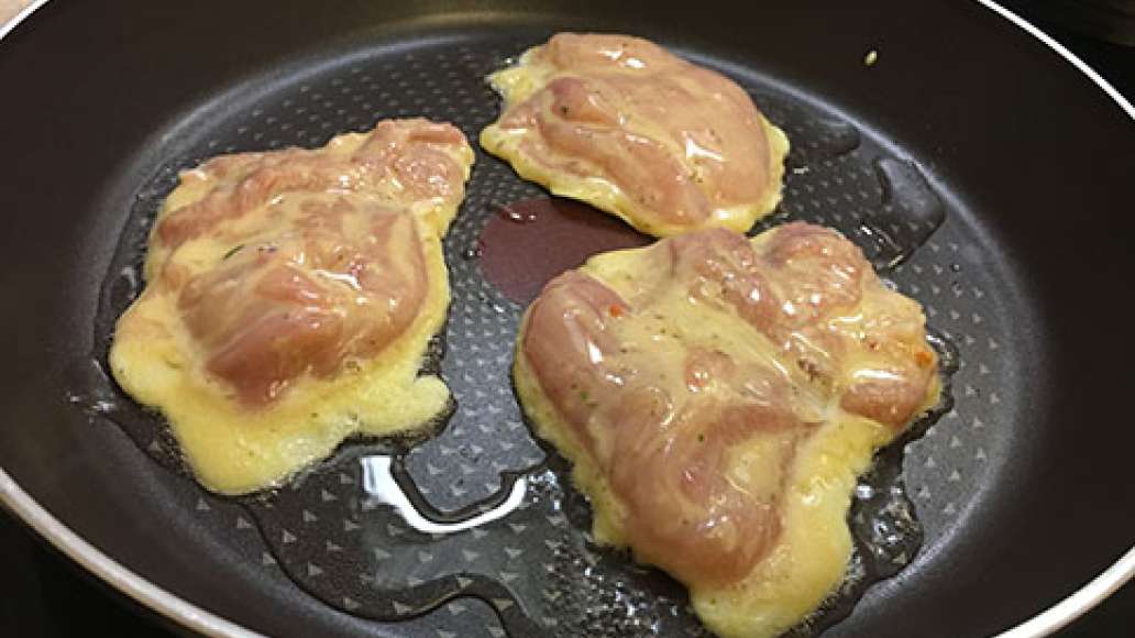 Окунаем кусочки курицы в кляр и выкладываем на хорошо разогретую сковороду с растительным маслом. Обжарить до золотистой корочки с двух сторон. Окунаем кусочки курицы в кляр и выкладываем на хорошо разогретую сковороду с растительным маслом. Обжарить до золотистой корочки с двух сторон.