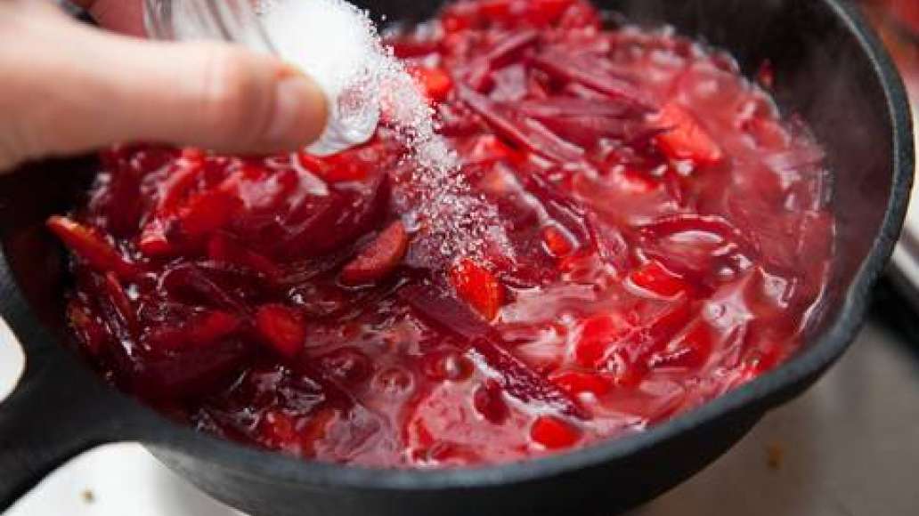 На сковороду с растительным маслом выложить морковь с луком. Постоянно помешивая, обжаривать овощи на среднем огне в течение двух минут. Добавить свеклу, перемешать, накрыть крышкой и держать на медленном около 5 минут. Добавить к овощам томатный сок, пер На сковороду с растительным маслом выложить морковь с луком. Постоянно помешивая, обжаривать овощи на среднем огне в течение двух минут. Добавить свеклу, перемешать, накрыть крышкой и держать на медленном около 5 минут. Добавить к овощам томатный сок, пер