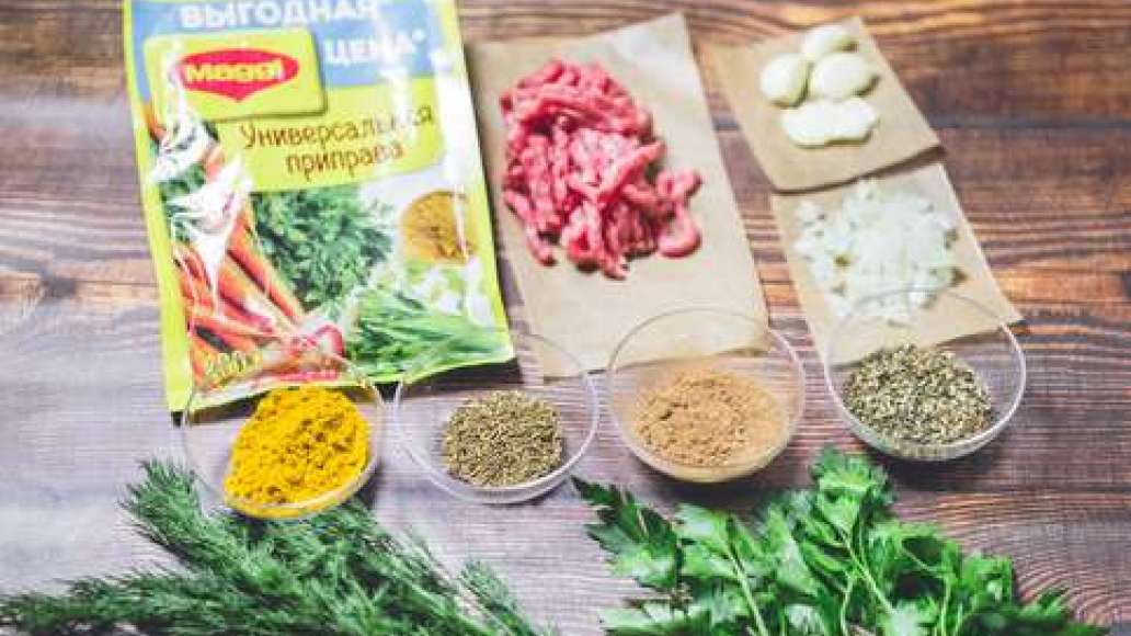 Мелко измельчить фарш вручную (или через мясорубку с крупной ячейкой), с луком и чесноком. Мелко измельчить фарш вручную (или через мясорубку с крупной ячейкой), с луком и чесноком.