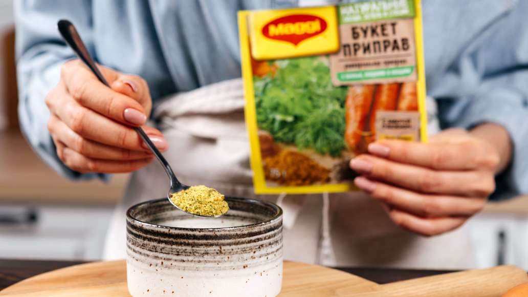 Мягкое сливочное масло смешать с MAGGI® Приправой универсальной Букет приправ. Куриное филе промокнуть бумажными полотенцами и натереть масляно-пряной смесью со всех сторон.