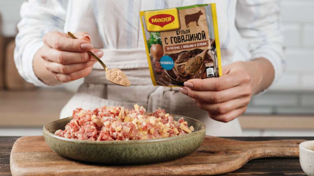 Соединить лук, картофель и оба вида фарша. Добавить MAGGI® Бульон с говядиной на косточке. С овощами и зеленью. Перемешать до однородности. Шаг 3 - Манты по-татарски с бараниной и говядиной
