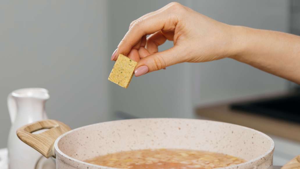 Добавить чечевицу, воду и довести всё до кипения. Добавить MAGGI® ЗОЛОТОЙ® Бульон с курицей и варить до мягкости чечевицы. Добавить чечевицу, воду и довести всё до кипения. Добавить MAGGI® ЗОЛОТОЙ® Бульон с курицей и варить до мягкости чечевицы.