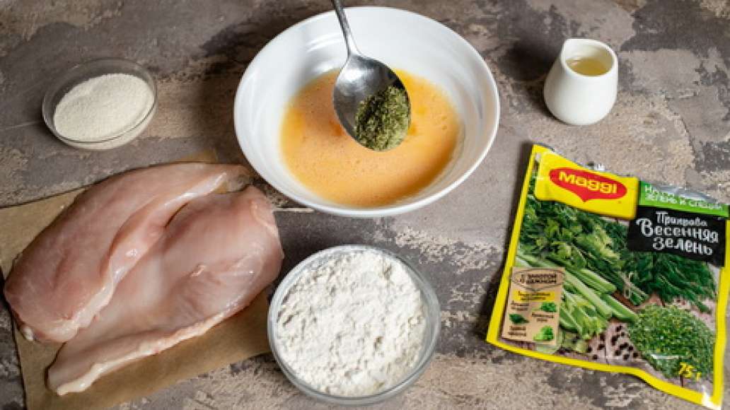Взбить яйцо. Куриную грудку слегка отбить под пленкой и посыпать MAGGI® Приправа Весенняя зелень. Взбить яйцо. Куриную грудку слегка отбить под пленкой и посыпать MAGGI® Приправа Весенняя зелень.