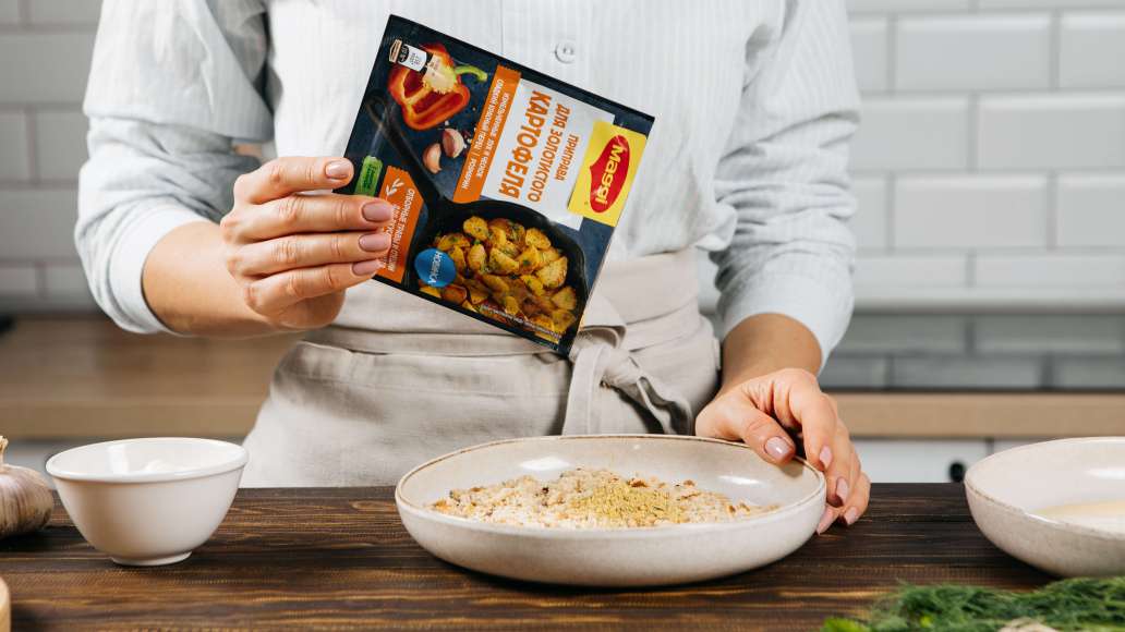 Яйцо слегка взбить. Панировочные сухари смешать с MAGGI® Приправой для золотистого картофеля. Яйцо и сухари выложить в две отдельные неглубокие емкости. Яйцо слегка взбить. Панировочные сухари смешать с MAGGI® Приправой для золотистого картофеля. Яйцо и сухари выложить в две отдельные неглубокие емкости.