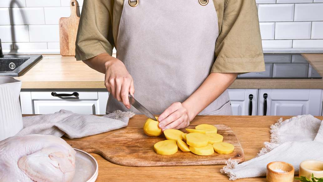 Картофель помыть, почистить и нарезать кружочками средней толщины.
Выложить слоем на дно формы для запекания.