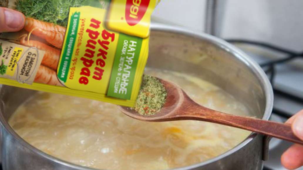 Добавить по вкусу приправу. Варить до полной готовности крупы и картофеля.
Домашний кулеш с пшеном осталось посыпать мелко нарезанным укропом. Подавать с черным хлебом. Приятного аппетита!
