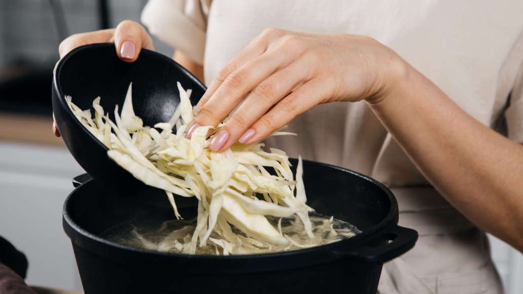 Готовое мясо вынуть из бульона, удалить сельдерей. Бульон процедить, вернуть в кастрюлю и довести до кипения. Очищенный картофель нарезать кубиками среднего размера. Капусту тонко нашинковать. Добавить в бульон и варить 10-15 минут. Готовое мясо вынуть из бульона, удалить сельдерей. Бульон процедить, вернуть в кастрюлю и довести до кипения. Очищенный картофель нарезать кубиками среднего размера. Капусту тонко нашинковать. Добавить в бульон и варить 10-15 минут.