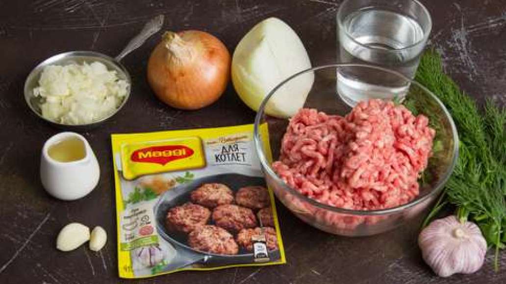 Подготовить продукты. Фарш приготовить самостоятельно, мелко нарубив говядину, или приобрести готовый в магазине. Подготовить продукты. Фарш приготовить самостоятельно, мелко нарубив говядину, или приобрести готовый в магазине.