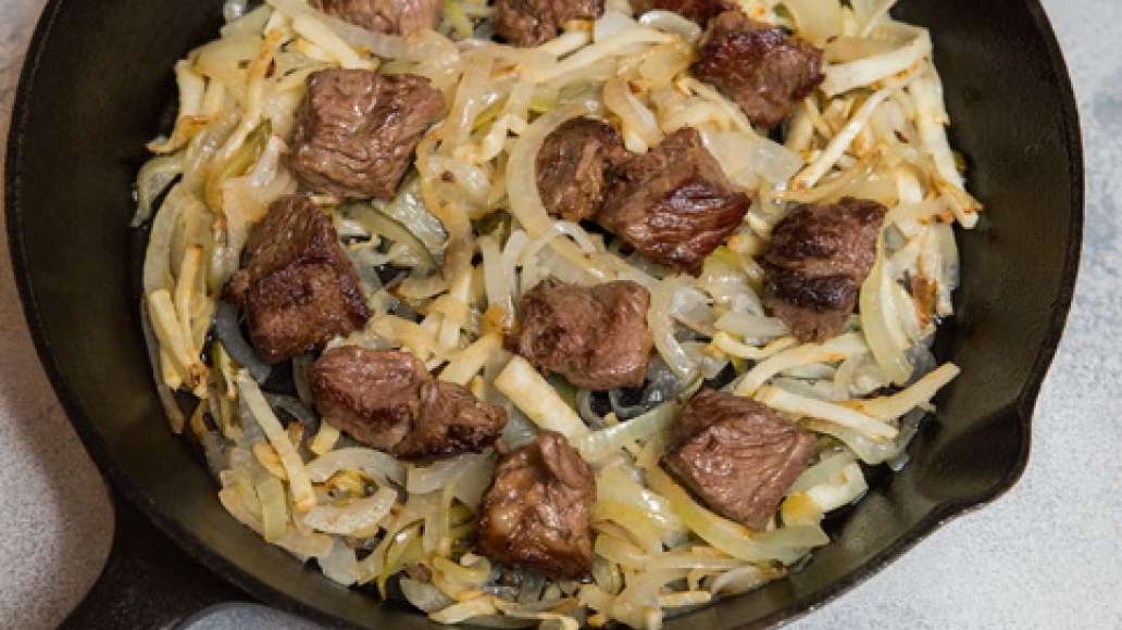Разогреть в сковороде растительное масло и обжарить лук, мясо и сельдерей. Добавить MAGGI® Заправка для рассольника, кабачок, болгарский перец и томатную пасту. Влить 500 мл воды и готовить 20 минут. Добавить запеченный чеснок и продолжать готовить еще 2 Разогреть в сковороде растительное масло и обжарить лук, мясо и сельдерей. Добавить MAGGI® Заправка для рассольника, кабачок, болгарский перец и томатную пасту. Влить 500 мл воды и готовить 20 минут. Добавить запеченный чеснок и продолжать готовить еще 2