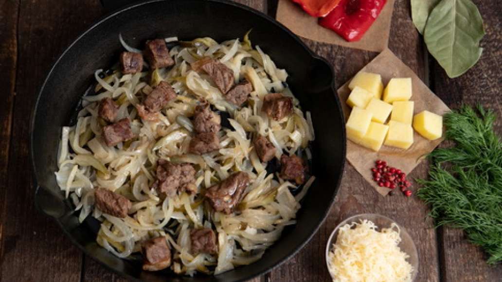 В сотейнике разогреть растительное масло и обжарить лук. Положить мясо и сельдерей, обжарить до золотистого цвета. Добавить картофель, соленые огурцы, MAGGI® НА ВТОРОЕ для гуляша и копченый перец, приправить розовым перцем и тщательно перемешать. Разложит В сотейнике разогреть растительное масло и обжарить лук. Положить мясо и сельдерей, обжарить до золотистого цвета. Добавить картофель, соленые огурцы, MAGGI® НА ВТОРОЕ для гуляша и копченый перец, приправить розовым перцем и тщательно перемешать. Разложит
