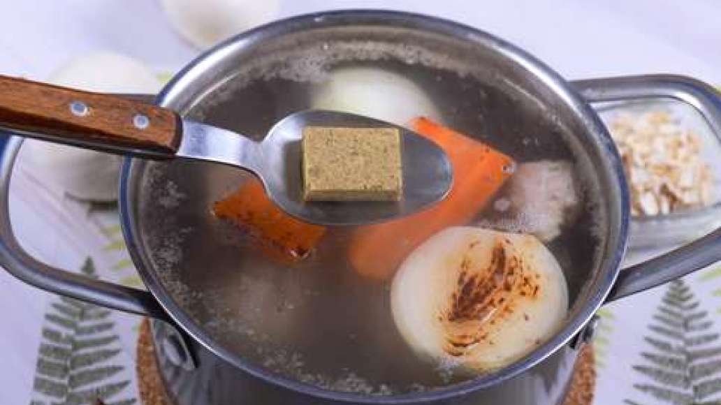 Поместите морковь и лук в кастрюлю, добавьте 1 кубик MAGGI® Бульон c говядиной на косточке. Поместите морковь и лук в кастрюлю, добавьте 1 кубик MAGGI® Бульон c говядиной на косточке.