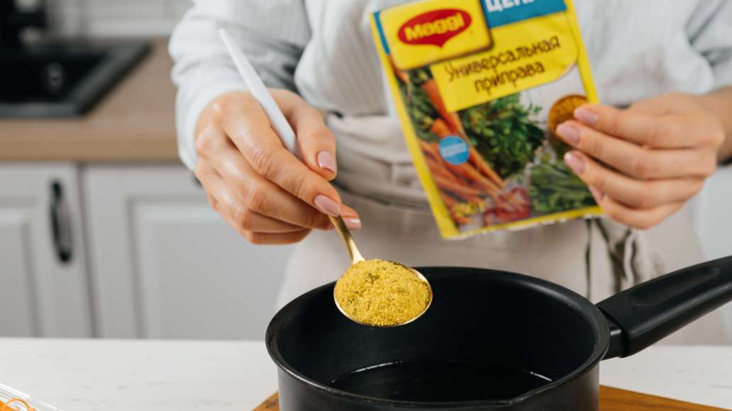 Для маринада смешать в сотейнике масло, уксус, воду и добавить  MAGGI® Приправу универсальную. Попробовать маринад на вкус и при необходимости добавить соль и сахар.