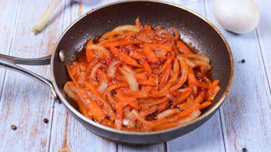 Очистите картофель и нарежьте некрупной соломкой или кубиками. Нашинкуйте капустные листья, морковь натрите на крупной тёрке или нарежьте небольшими кусочками. Лук нарежьте полукольцами. Мелко нарежьте сало и растопите в сковороде, добавьте морковь и лук,