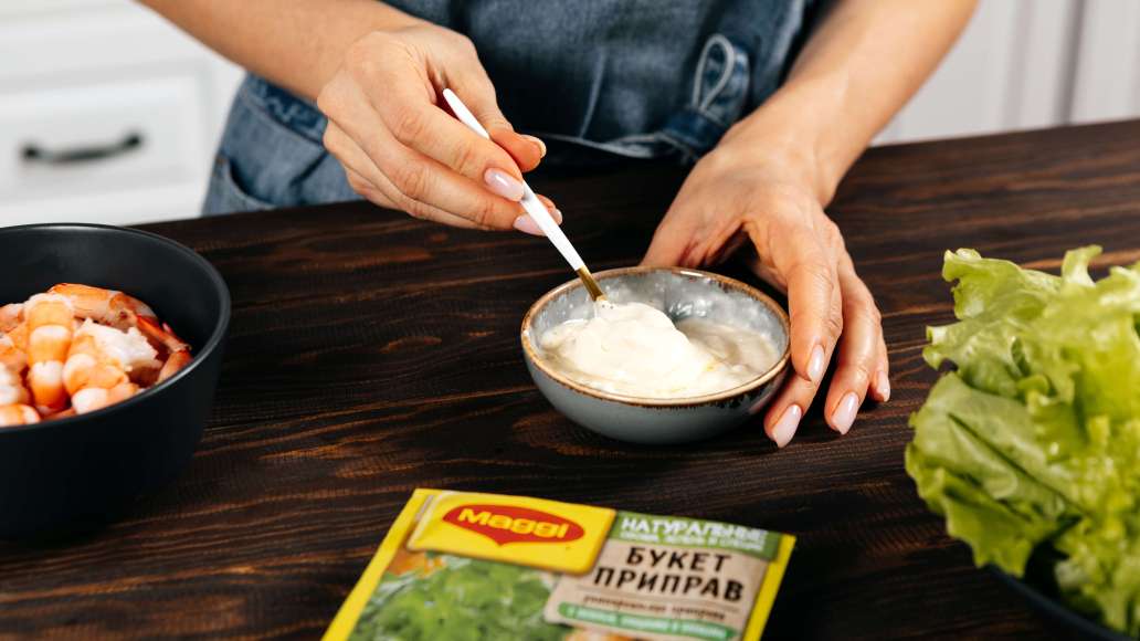 В отдельной ёмкости смешать горячую воду с MAGGI® Приправа универсальная Букет приправ, оставить на три минуты. Добавить майонез и тщательно перемешать.
В отдельной ёмкости смешать горячую воду с MAGGI® Приправа универсальная Букет приправ, оставить на три минуты. Добавить майонез и тщательно перемешать.