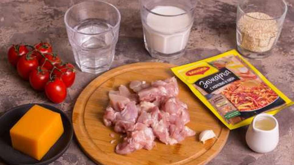 Отделить кожу и кости от куриного окорочка, мясо нарезать кубиками.