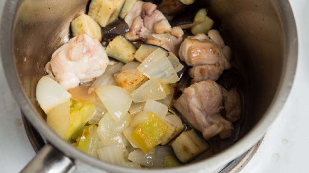 Обжарить лук, болгарский перец ,баклажан и курицу до полуготовности.