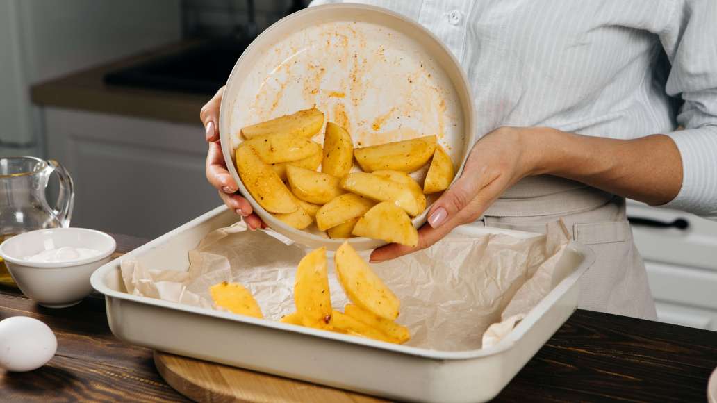Добавить к картофелю ложку оливкового масла и специи по вкусу. Переложить на противень, застеленный пергаментом. Запечь в предварительно разогретой до 200 °С духовке в течение 15-20 минут. Добавить к картофелю ложку оливкового масла и специи по вкусу. Переложить на противень, застеленный пергаментом. Запечь в предварительно разогретой до 200 °С духовке в течение 15-20 минут.