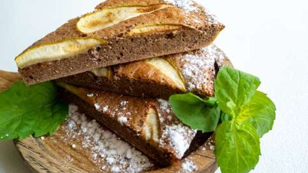 Порезать и украсить шарлотку.
