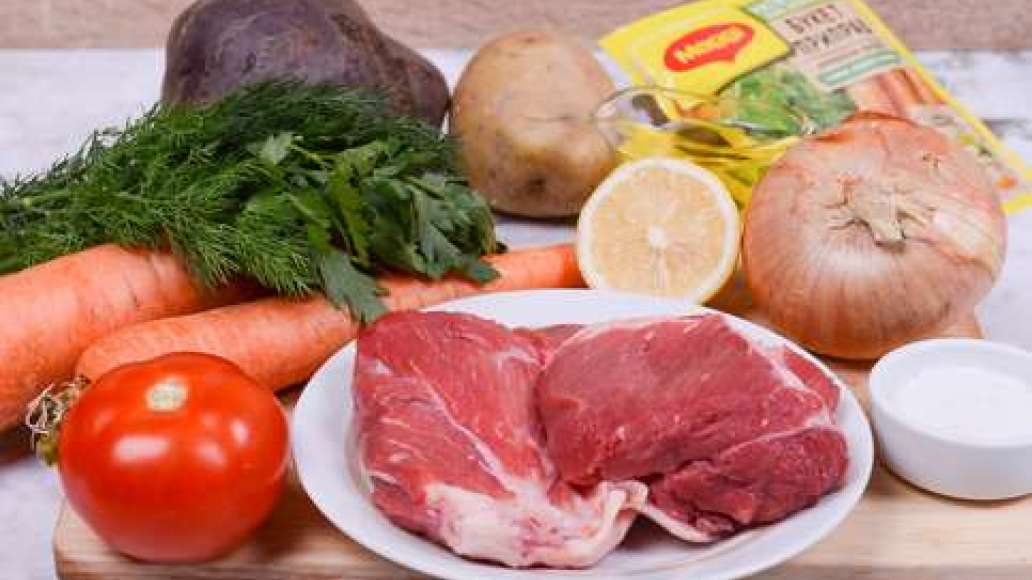 Подготовьте ингредиенты. Промойте мясо, поместите в кастрюлю с водой и варите до тех пор, пока оно не станет мягким.