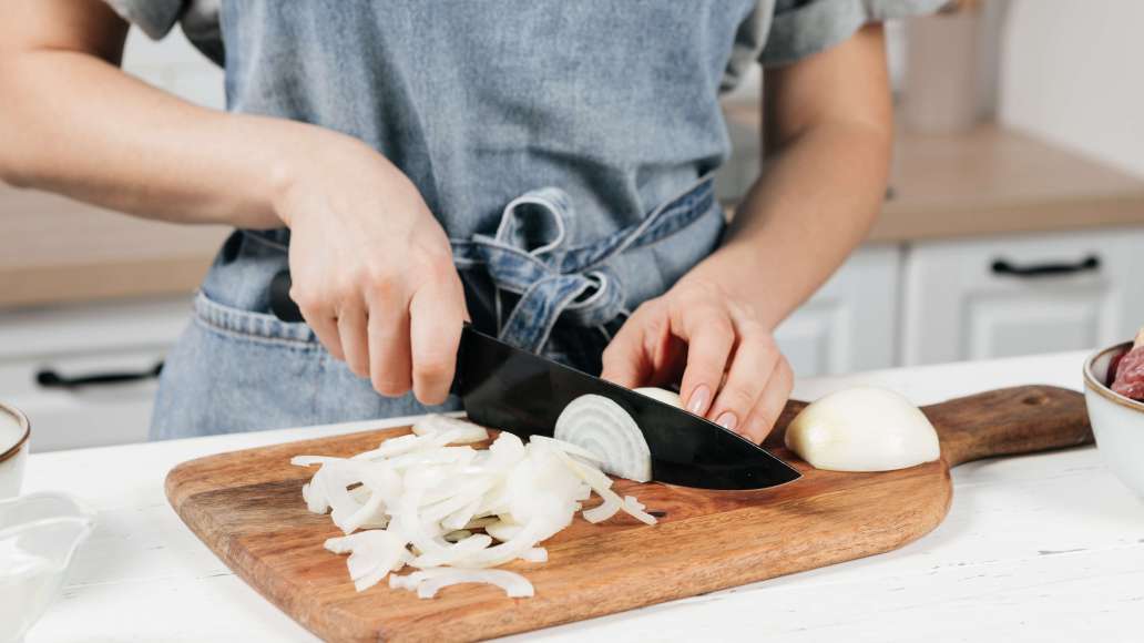 Лук нарезать полукольцами. Ребра разрубить на порционные кусочки при необходимости. Лук нарезать полукольцами. Ребра разрубить на порционные кусочки при необходимости.