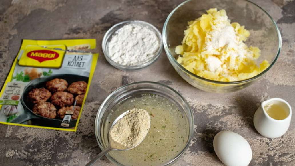 Сварить картофель, слить отвар, картофель размять в пюре. Упаковку MAGGI® НА ВТОРОЕ для котлет залить водой и оставить на 2 минуты набухнуть. Соединить с картофелем, добавить манку и яйцо, перемешать.  