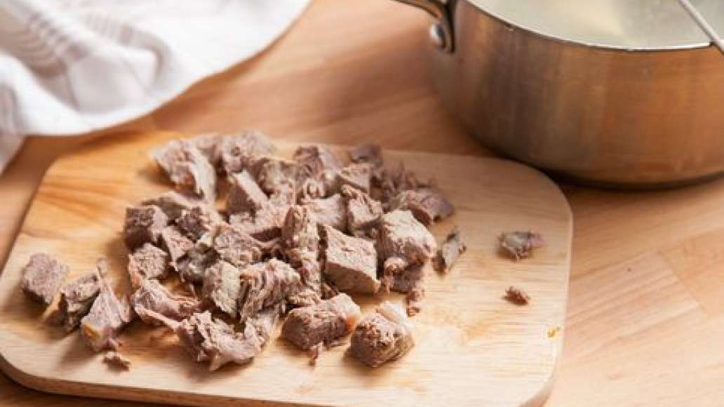 Готовое мясо достать из бульона и нарезать – его лучше добавить в суп при подаче. Готовое мясо достать из бульона и нарезать – его лучше добавить в суп при подаче.