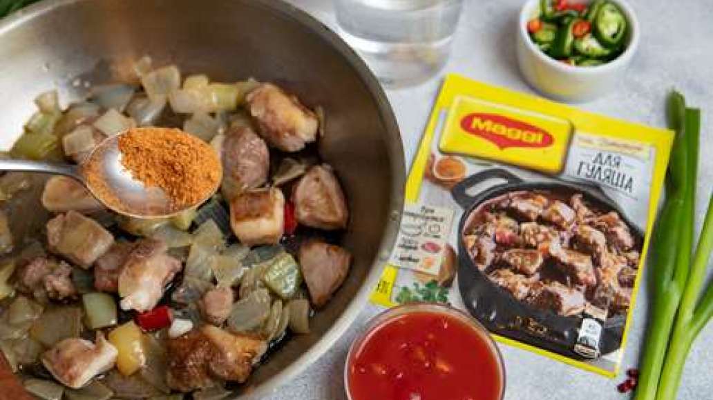 Добавить MAGGI® НА ВТОРОЕ для гуляша, воду, можжевельник и сумах, острый перец нарезанный колечками, помидоры в собственном соку. Тушить до готовности.