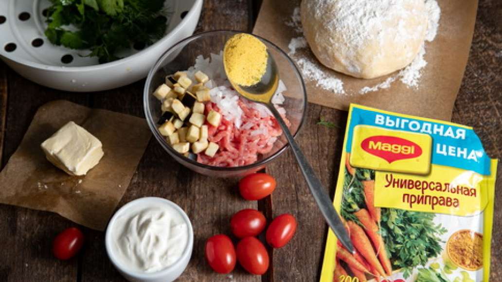 Вымесить фарш с водой, луком ,чесноком ,баклажаном и MAGGI® Универсальная приправа. Достать тесто из холодильника, присыпать мукой стол или раскаточную доску. Вымесить фарш с водой, луком ,чесноком ,баклажаном и MAGGI® Универсальная приправа. Достать тесто из холодильника, присыпать мукой стол или раскаточную доску.