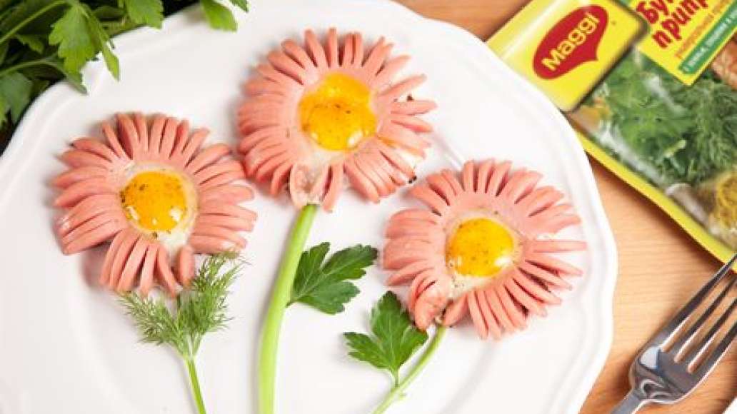 Посыпать по вкусу приправой. Жарить на очень слабом огне. Готовую яичницу лопаточкой перенести на тарелку, убрать зубочистки. красить зеленью (приделать к «ромашкам» стебли и листики). Приятного аппетита! Посыпать по вкусу приправой. Жарить на очень слабом огне. Готовую яичницу лопаточкой перенести на тарелку, убрать зубочистки. красить зеленью (приделать к «ромашкам» стебли и листики). Приятного аппетита!