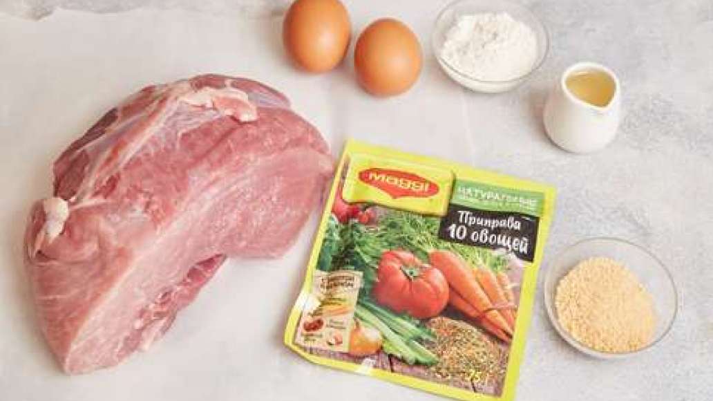 Вымыть мясо и обсушить бумажными полотенцами. Вымыть яйца. Просеять муку, подготовить панировочные сухари.