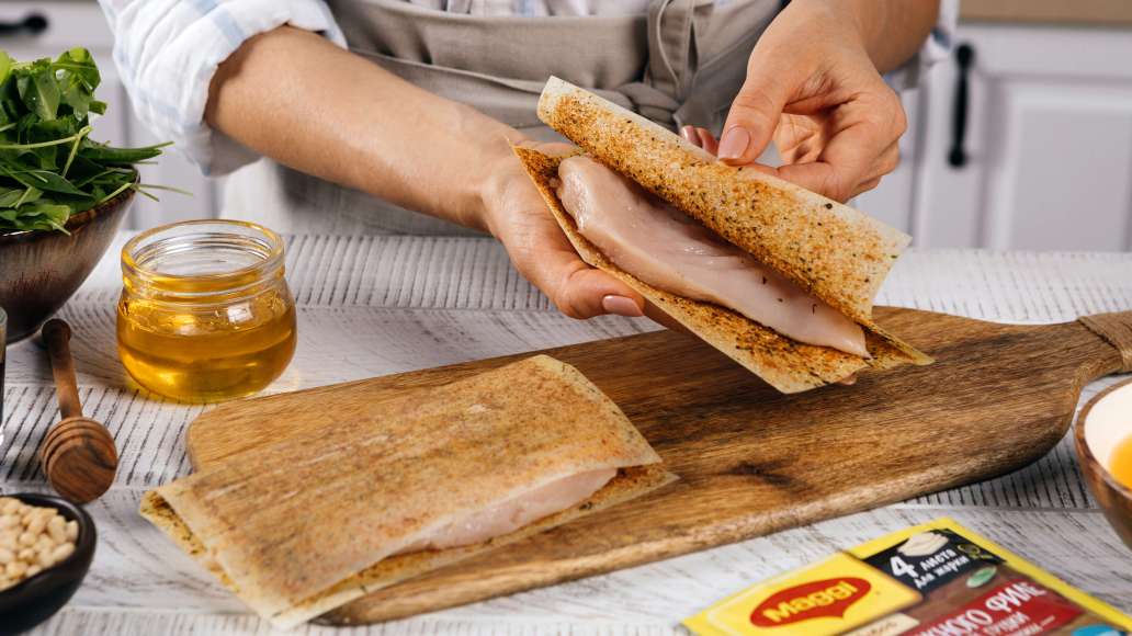 Куриное филе отбить до толщины 1,5-2 см. Выложить на развернутые листы MAGGI® На второе для нежного филе куриной грудки по-итальянски. Накрыть мясо свободными половинками листов и прижать рукой. Куриное филе отбить до толщины 1,5-2 см. Выложить на развернутые листы MAGGI® На второе для нежного филе куриной грудки по-итальянски. Накрыть мясо свободными половинками листов и прижать рукой.