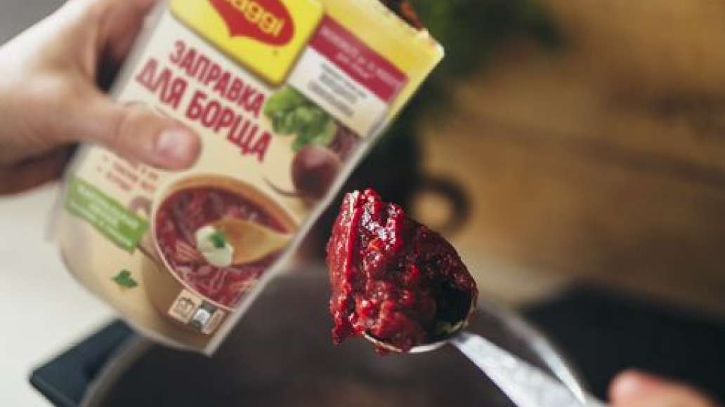 За 3 минуты до готовности добавить MAGGI® Заправку для борща.
За 3 минуты до готовности добавить MAGGI® Заправку для борща.