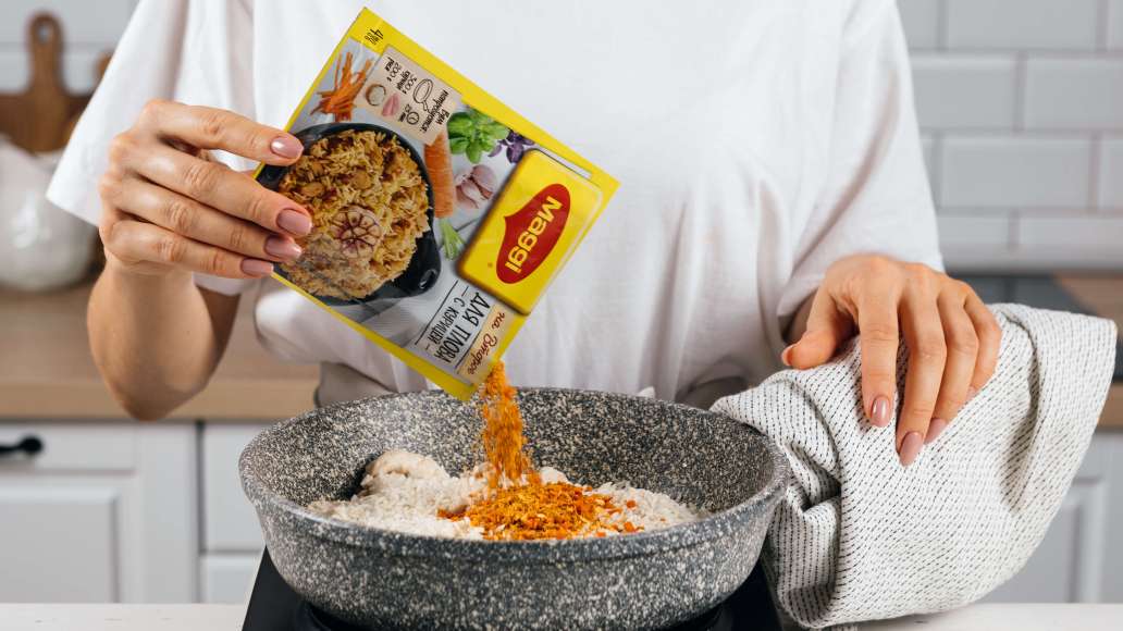 Добавить к мясу рис, содержимое пачки MAGGI® НА ВТОРОЕ для плова с курицей и воду.